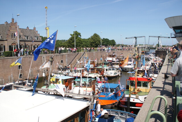 Vianen blijft varen sleepbootdagen Wilhelmina sluis