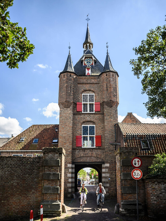 Vianen Vijfheerenlanden fietsen Tussen Lek en Linge stadspoort by Manja Herrebrugh